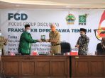Ketua FPKB DPRD Jateng Sarif Abdillah (dua dari kiri) saat memberikan cindera mata kepada Gubernur Jateng Ganjar Pranowo.