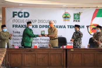 Ketua FPKB DPRD Jateng Sarif Abdillah (dua dari kiri) saat memberikan cindera mata kepada Gubernur Jateng Ganjar Pranowo.