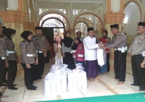 Bawah bingkisan gereja dan masjid