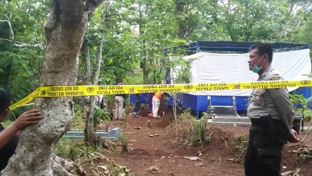 Bongkar-makam.jpg