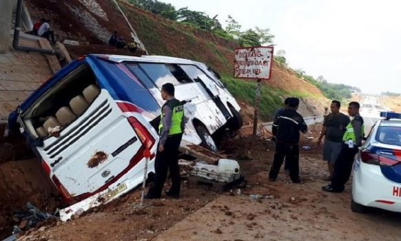Bus Masuk Parit