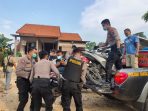 Aparat kepolisian mengangkat sejumlah sepeda motor saat penggrebekan judi sabung ayam di kabupaten Pati. Aparat kepolisian mengangkat sejumlah sepeda motor saat penggrebekan judi sabung ayam di kabupaten Pati.