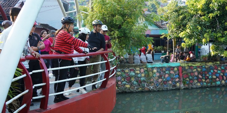 Mbak Ita cek Kampung Pelangi Semarang