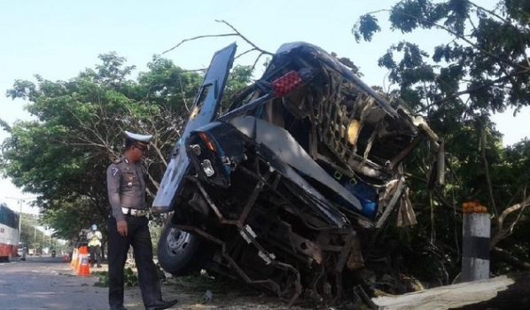 Kanan 4 bus laka di demak