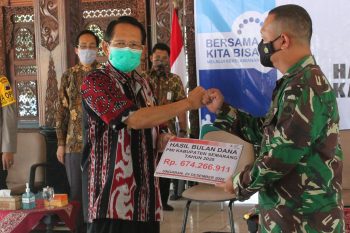 Bupati Semarang Mundjirin saat menerima penyerahan hasil bulan dana PMI 2020.