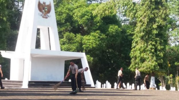 Tengah 3 - Bersih-bersih makam dan ziarahh