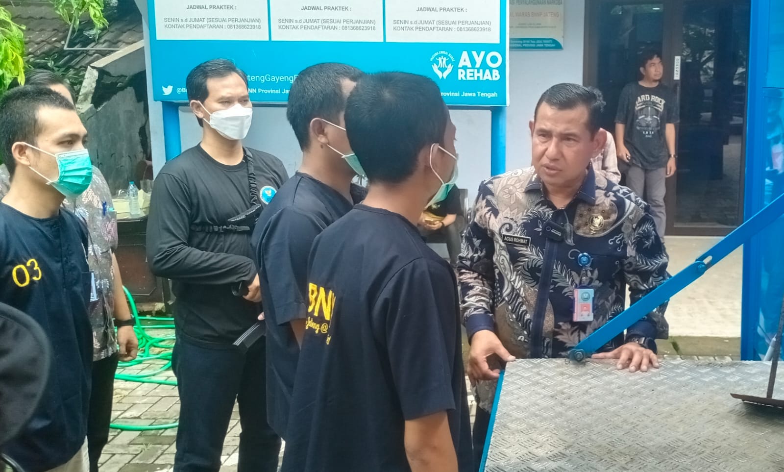 Kepala BNN Jateng Brigjen Pol Agus Rohmat meminta keterangan sejumlah tersangka kasus peredaran narkotika, salah satunya tersangka peredaran ganja 6 Kg lintas provinsi yang dimasukkan dalam pipa. (Foto: Gus Djoyo)