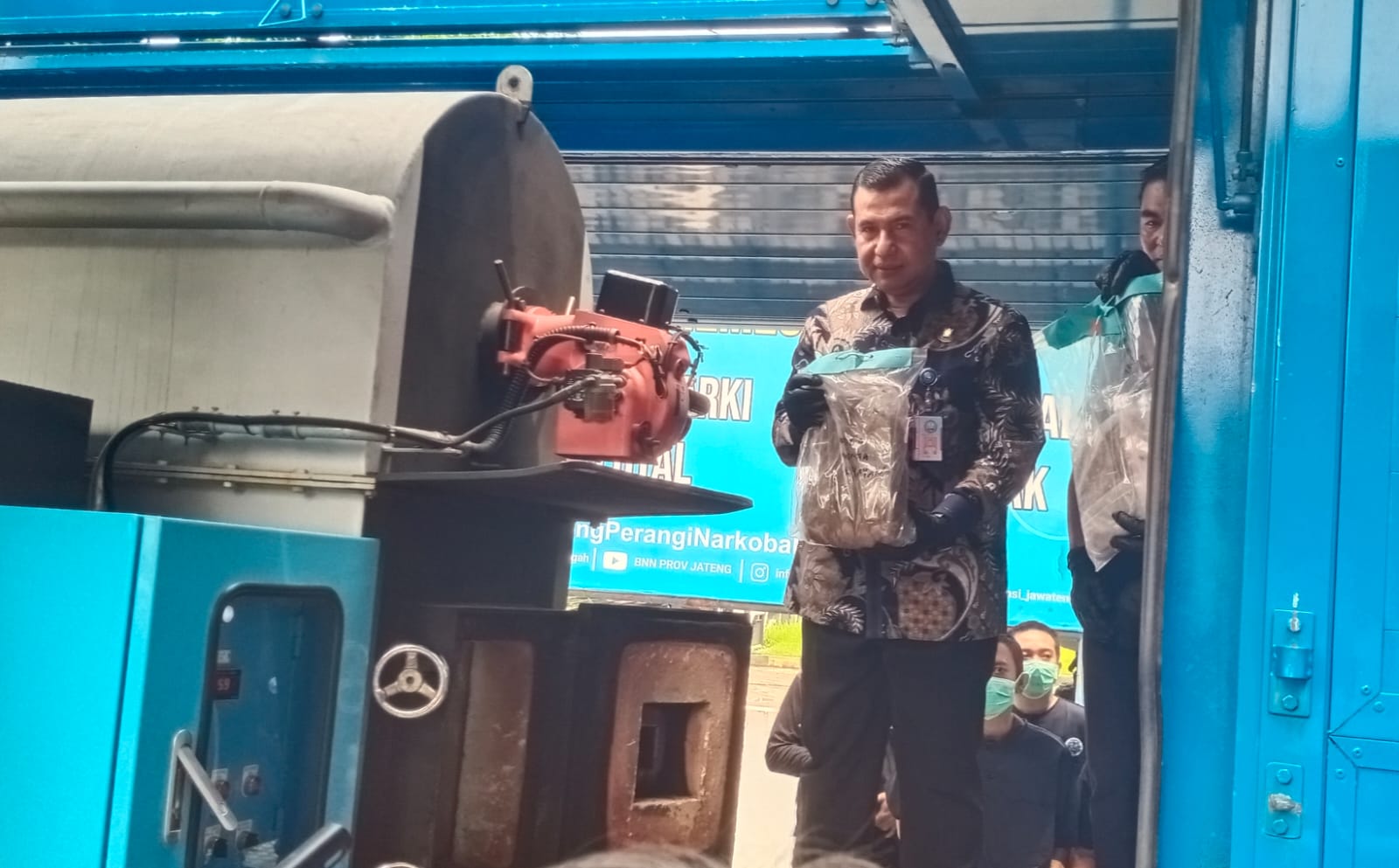 Kepala BNN Jateng Brigjen Pol Agus Rohmat melakukan pemusnahan barang bukti ganja hasil pengungkapan kasus di Kota Semarang dan Sukoharjo. (Foto: Gus Djoyo)