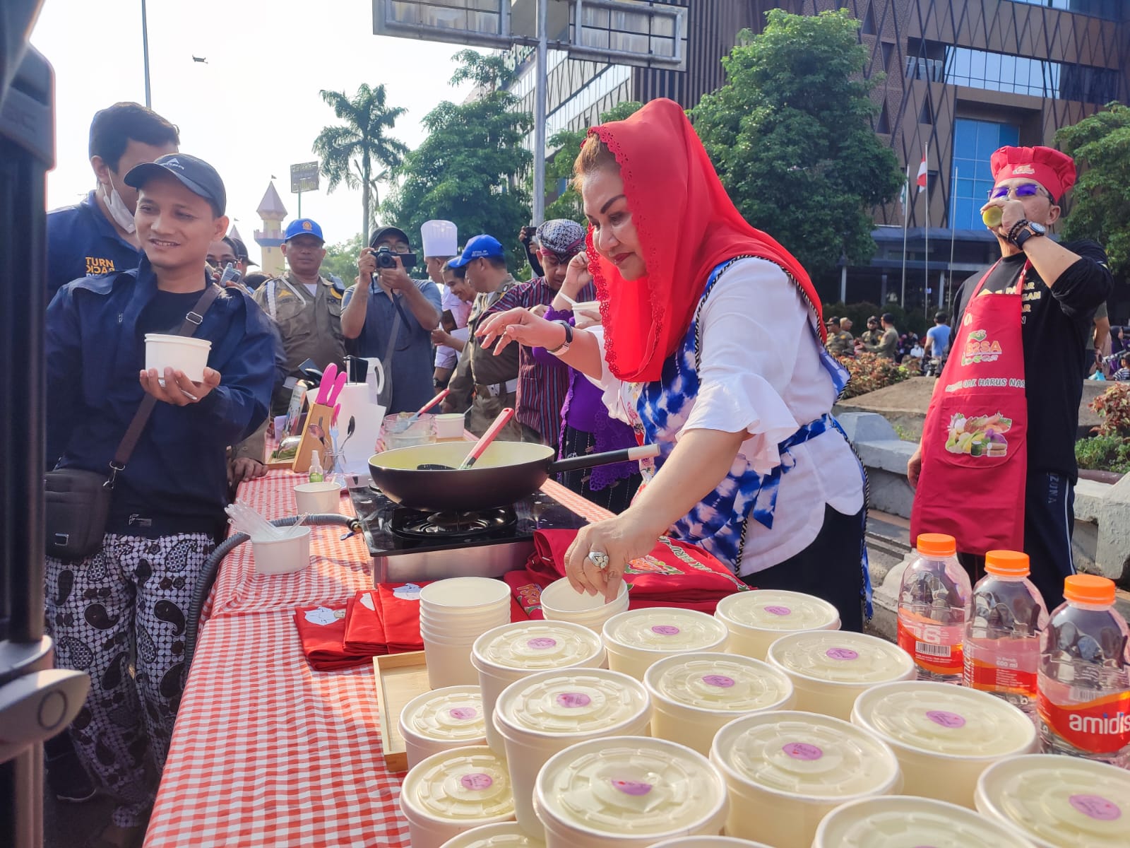 Wali Kota Semarang, Hevearita Gunaryanti Rahayu saat masak di Car Free Day di kawasan Simpanglima Semarang, belum lama ini. Semarang Introducing Market sediakan 477 porsi nasi goreng dalam rangka HUT Kota Semarang