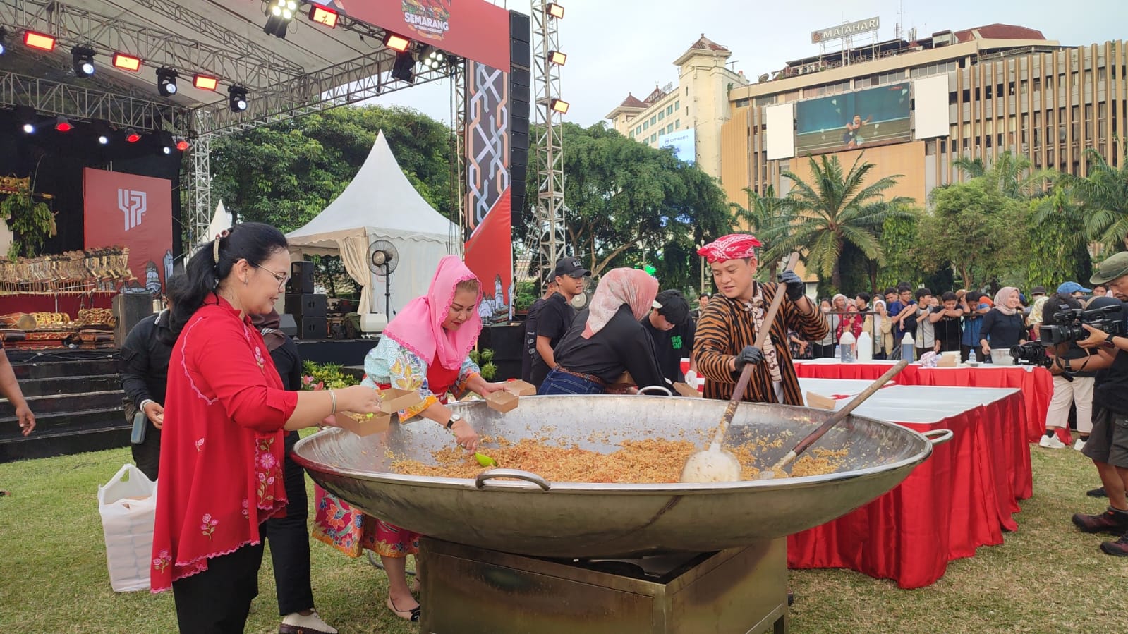 HUT Kota Semarang, Mbak Ita dan Chef Bobon Masak Besar 477 Porsi Nasi Goreng