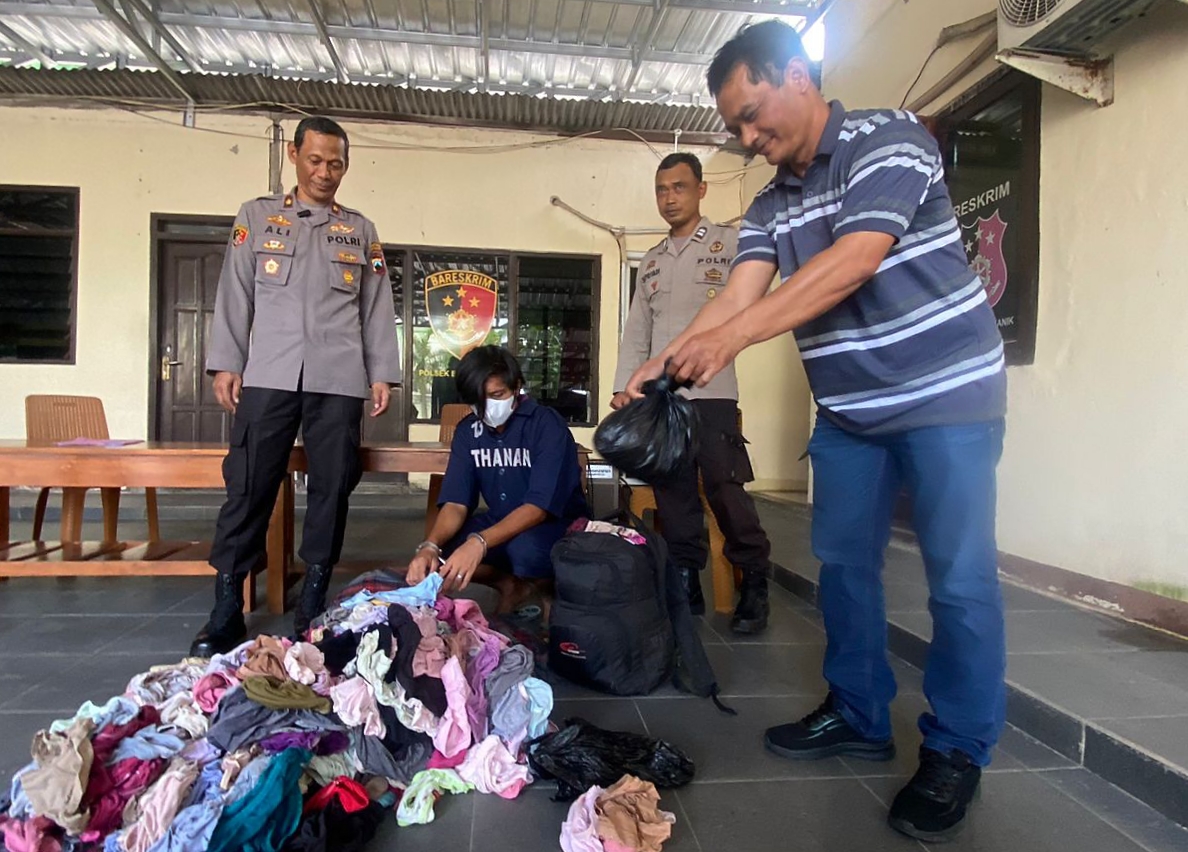 Seorang penjual siomai di Kota Semarang diringkus polisi lantaran mencuri ratusan celana dalam wanita.