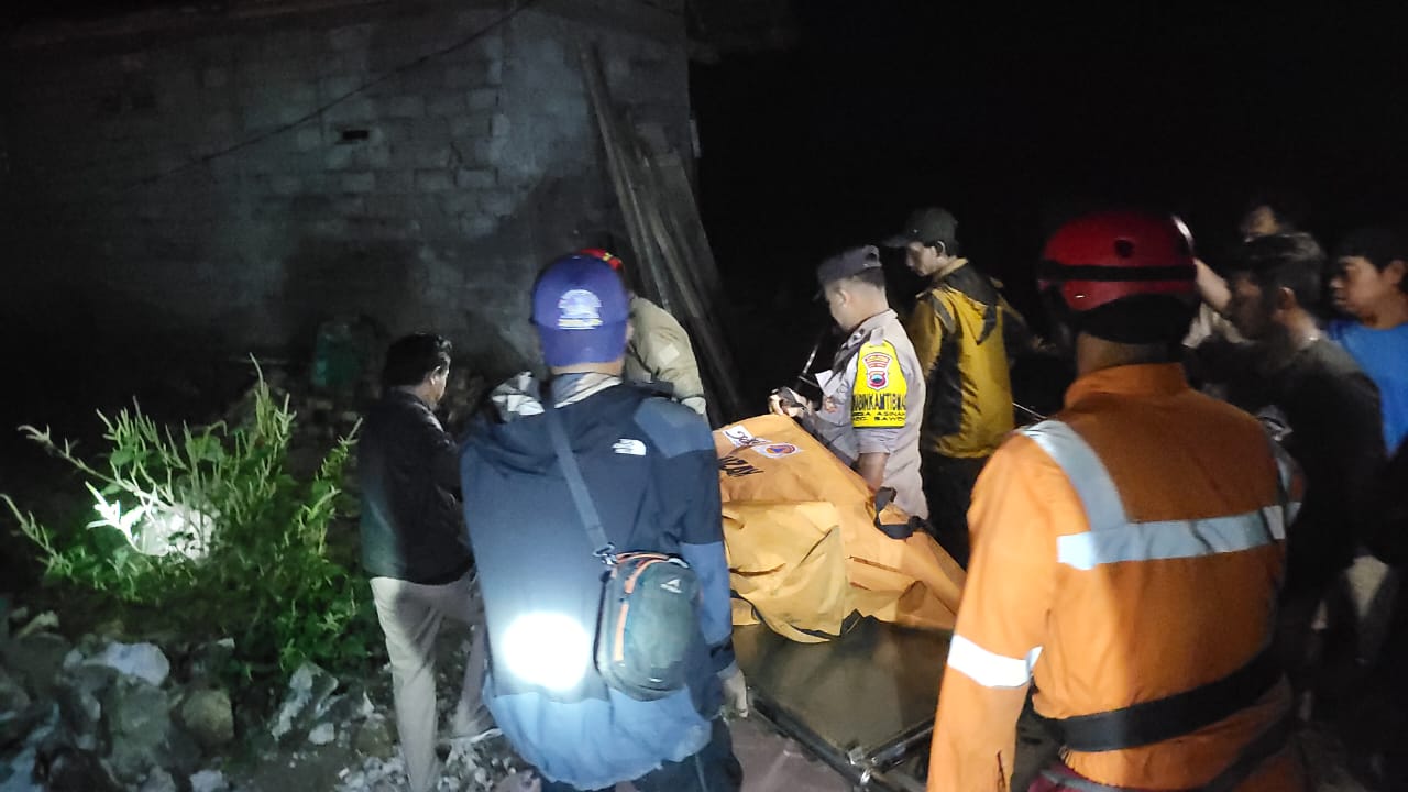 Warga asal Kabupaten Kendal tewas di Dusun Geneng, Desa Kandangan, Kecamatan Bawen, Kabupaten Semarang, Jawa Tengah akibat tertimpa tembok rumah yang terdampak proyek Tol Yogya-Bawen