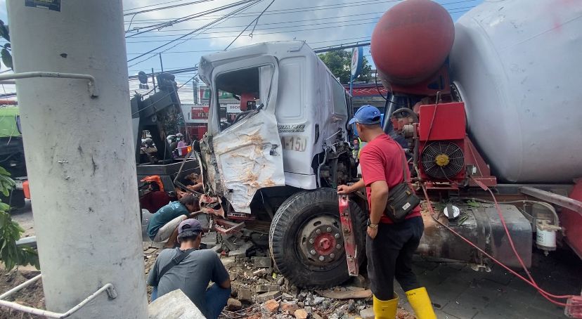 Sebuah truk molen menabrak rumah warga hingga hancur di Jalan Jenderal Sudirman (Jalur Semarang-Solo)