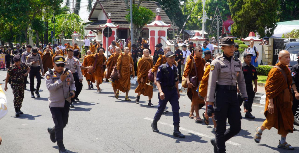 biksu thudong dikawal polres semarang