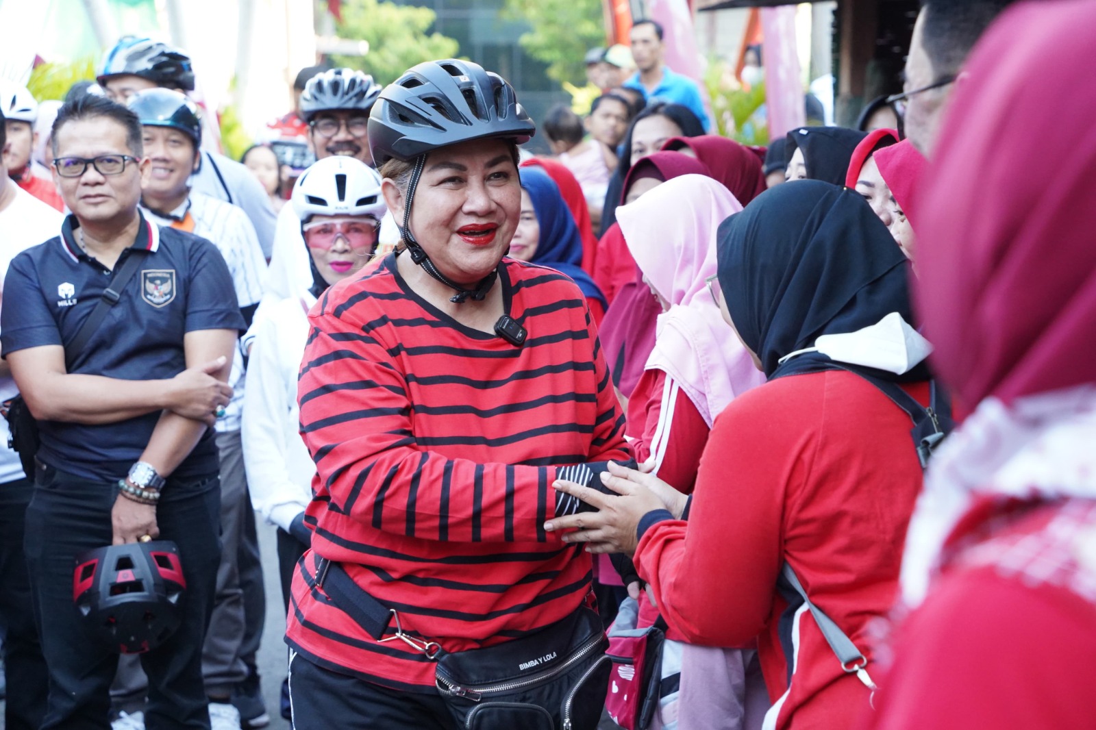 Wali Kota Semarang Hevearita Gunaryanti Rahayu saat gowes sembari melihat kondisi riil warganya di kawasan Kampung Pelangi, belum lama ini. (Foto: Dok)