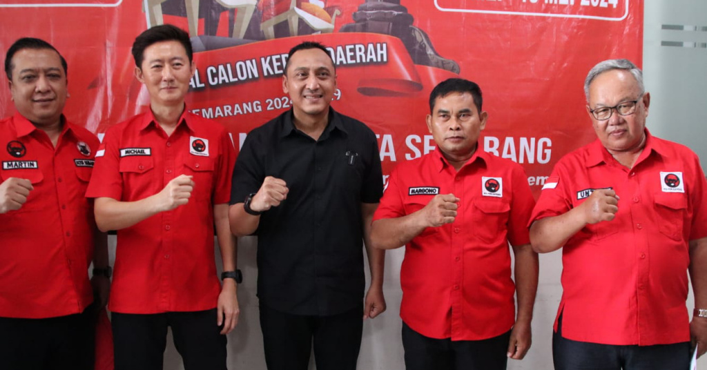 Pilwakot Semarang Arnaz Agung Andrarasmara serahkan berkas pendaftaran ke PDIP