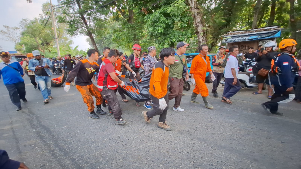 Evakuasi jenazah korban tenggelam di sungai waluh pemalang