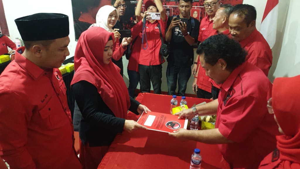 suami istri PDIP daftar cakada untuk pilbup tegal