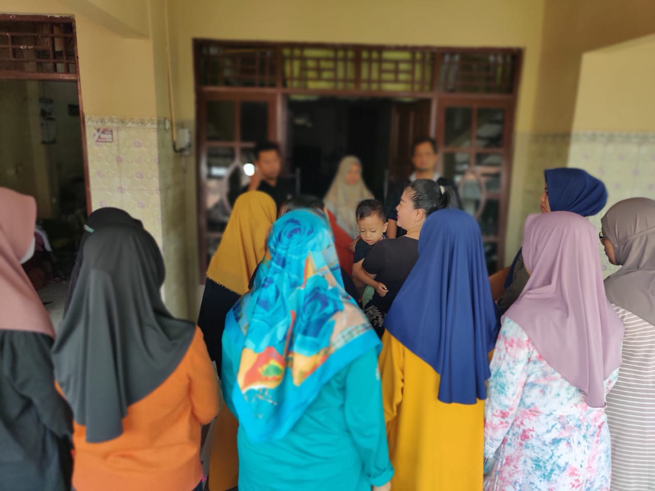 Belasan nasabah geruduk rumah salah satu kolektor BMT Mitra Umat Pekalongan. (Foto: Ist)