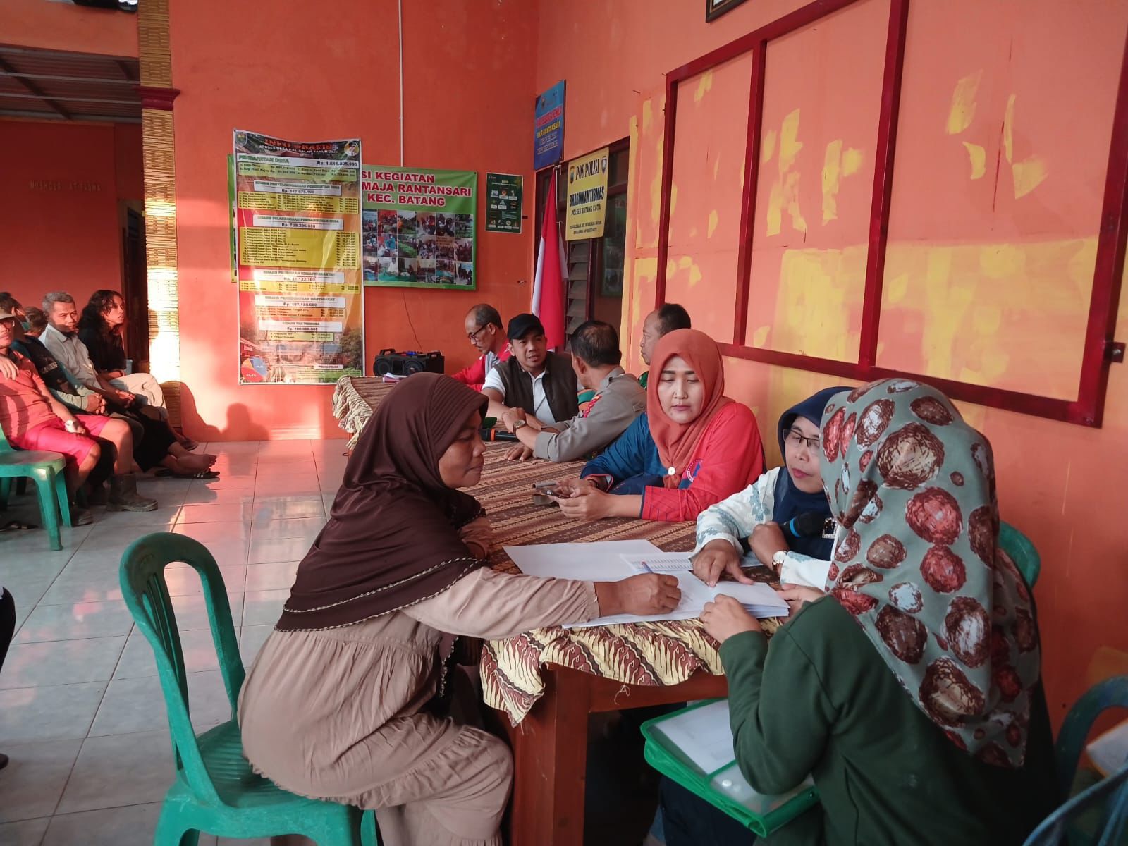foto BPBD Kabupaten Batang saat mendata korban terdampak gempa. IST
