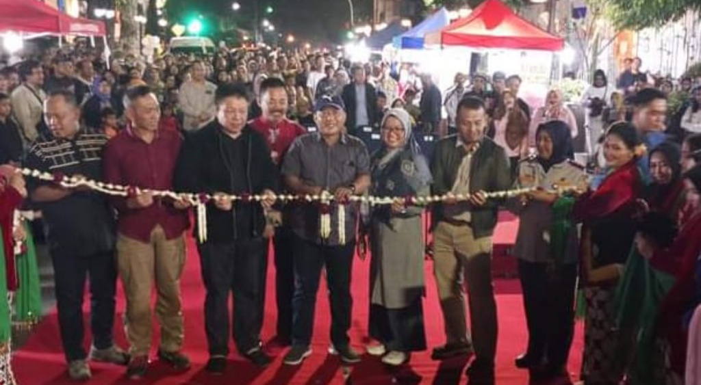 Penjabat (Pj) Wali Kota Salatiga, Yasip Khasani bersama dengan Forkopimda saat membuka Car Free Night, terpusat di titik 0 Kota Salatiga. (Foto: Arie Kesawa)