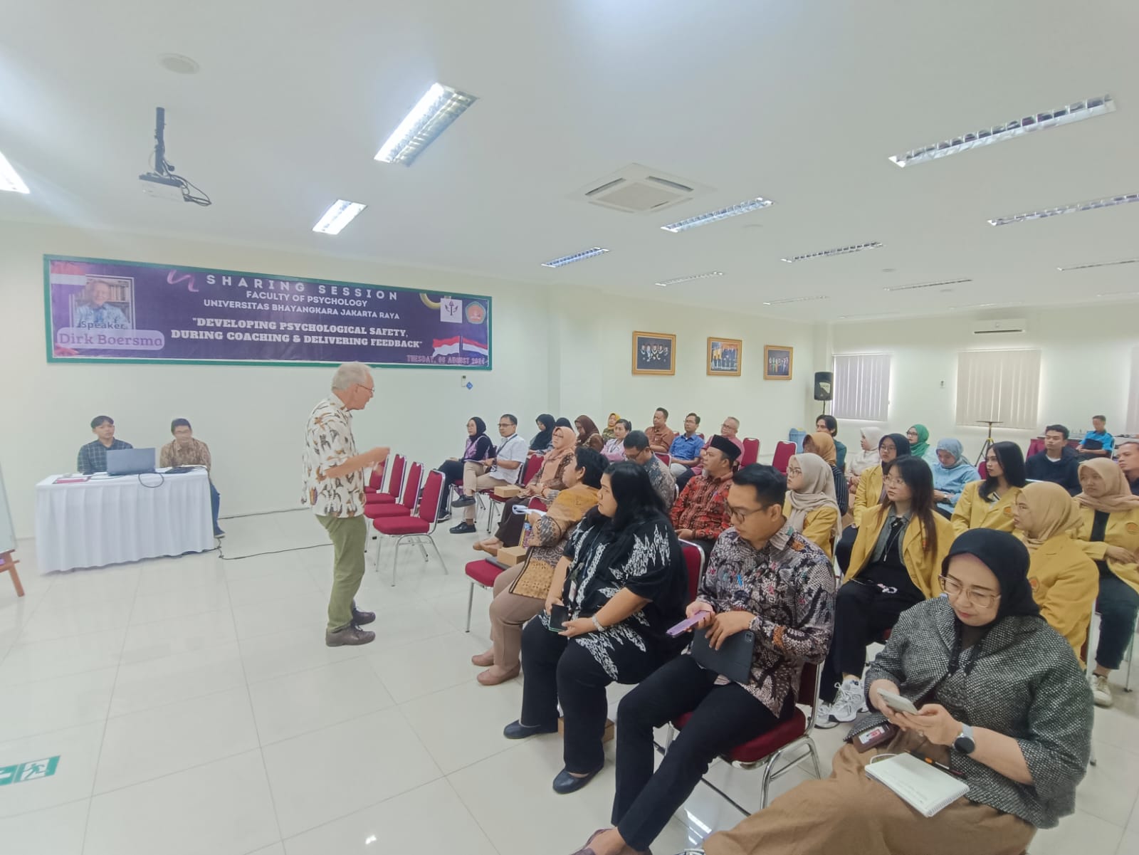 Ubhara Jaya Lakukan Sharing Session Dengan Narasumber Asal Belanda, Dirk Boersma