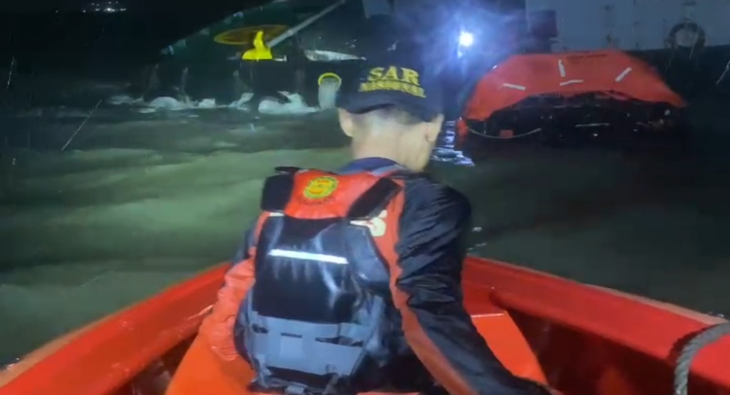 tugboat kandas di dam hijau pelabuhan tanjung emas semarang