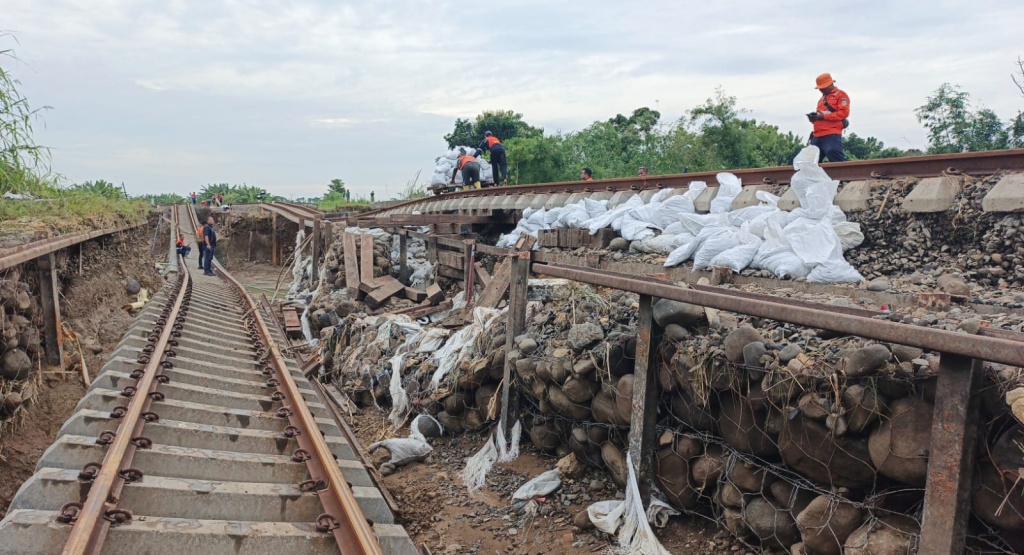 perjalanan KA terganggu banjir grobogan