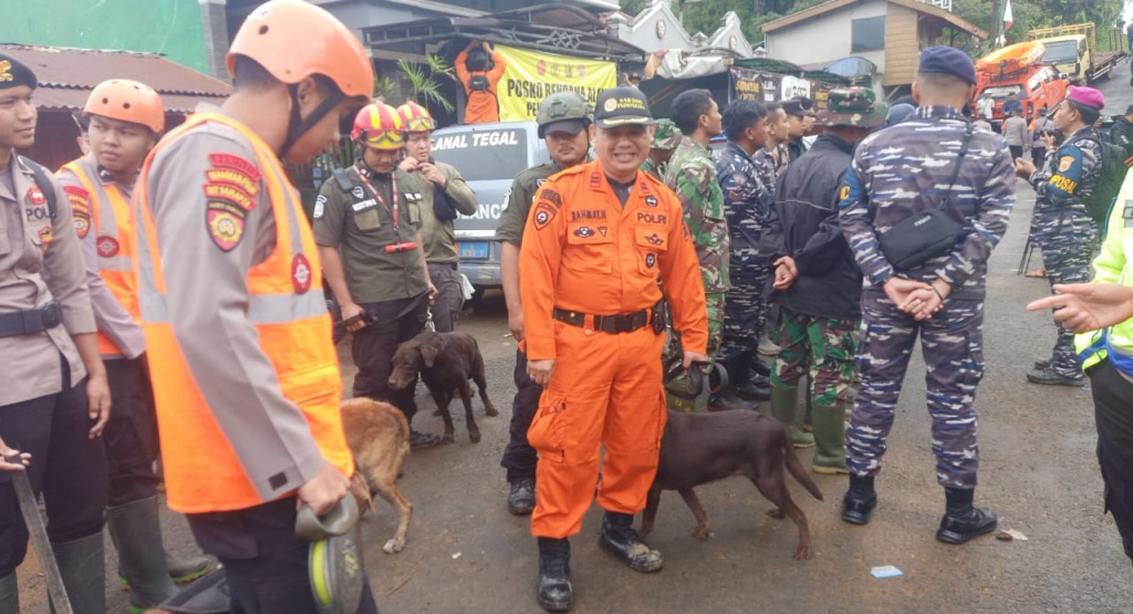 tim K9 satpol PP Semarang bantu longsor pekalongan