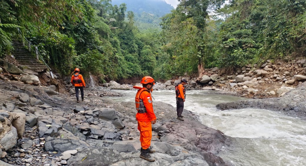pencarian korban banjir dan longsor pekalongan