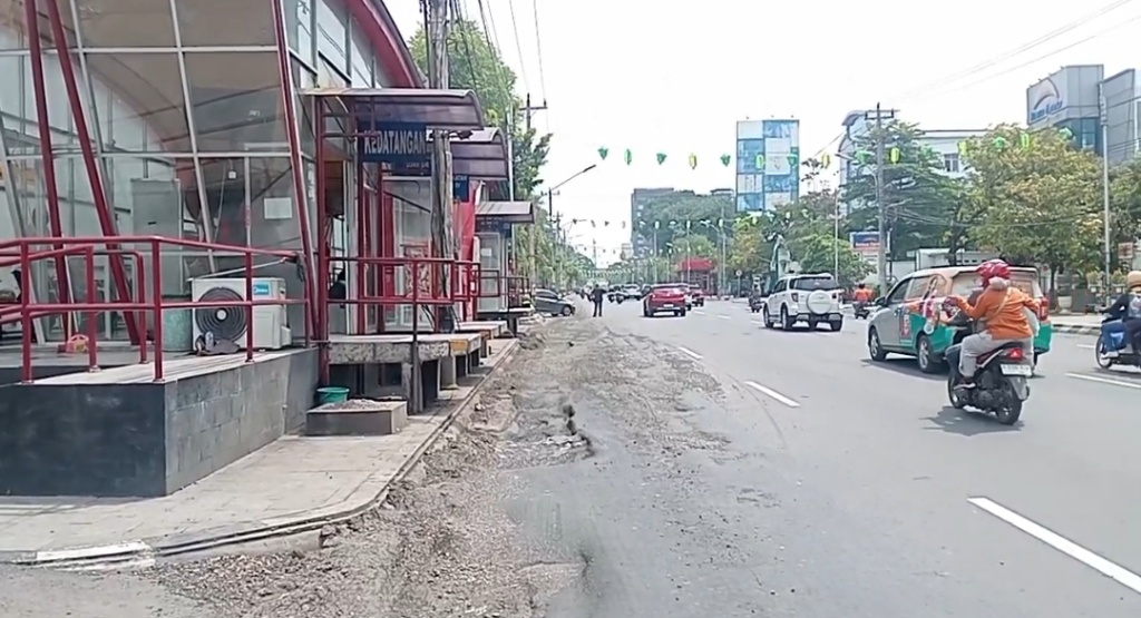 Jalur BRT di depan halte pemuda semarang rusak parah