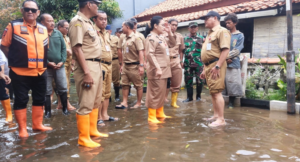 Agustina Iswar tinjau banjir