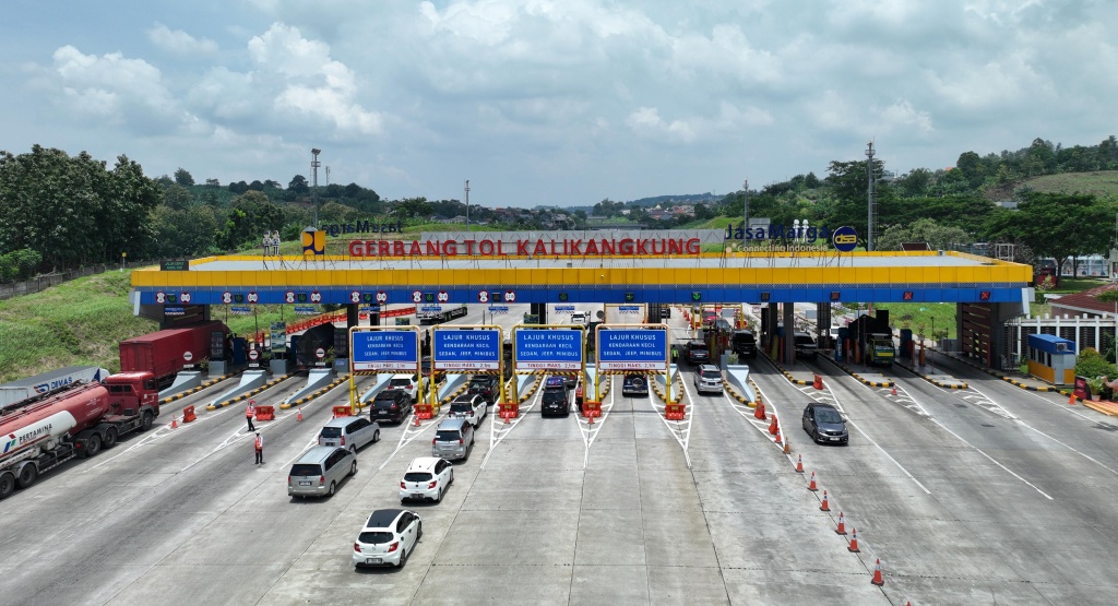 Kendaraan pemudik masuk jateng via GT kalikangkung