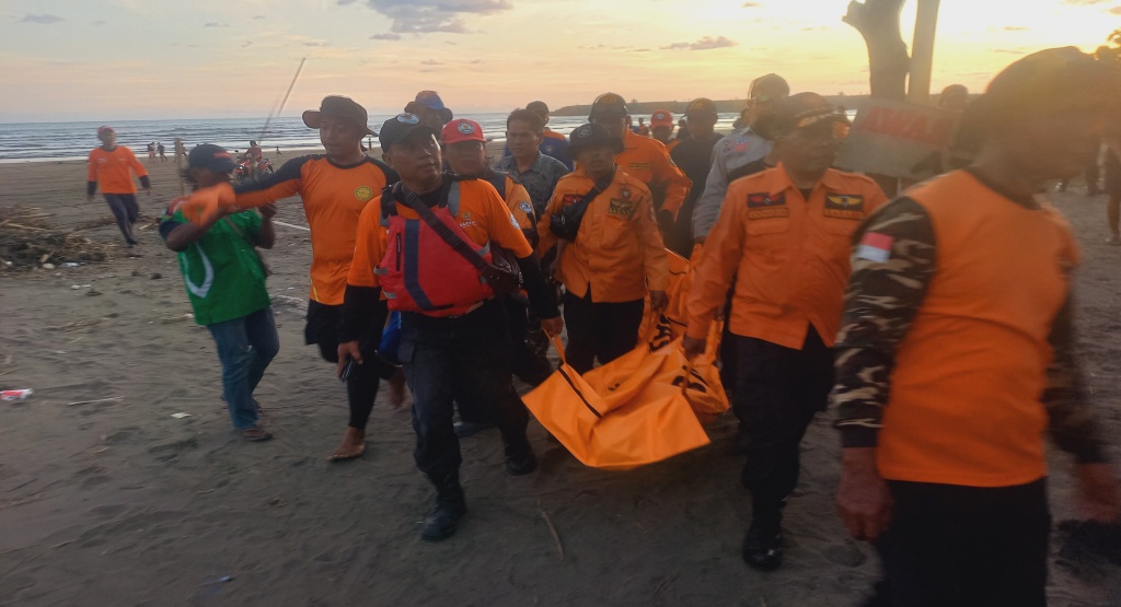 Pemancing tenggelam di pantai jetis