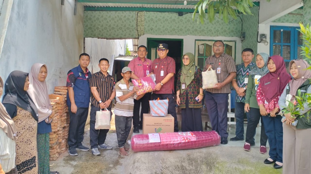 Pemkot Semarang beri bantuan bagi warga terdampak kebakaran dan rumah roboh .