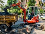 Pembersihan drainase Simpang Lima drainase simpang lima dibersihkan