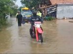 aparat_tembus_banjir_pekalongan.jpg