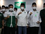 Ketua Gemasaba Jateng Jahirin Arumbusmend (dua dari kanan) bersama ketua DPW PKB Jateng KH M Yusuf Chudlori di sela-sela pelantikan.
