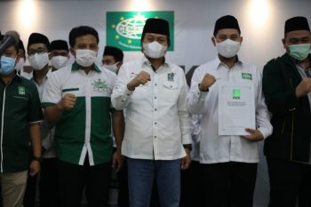 Ketua Gemasaba Jateng Jahirin Arumbusmend (dua dari kanan) bersama ketua DPW PKB Jateng KH M Yusuf Chudlori di sela-sela pelantikan.