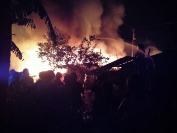 Sebuah gudang tempat penyimpanan barang dagangan terbakar