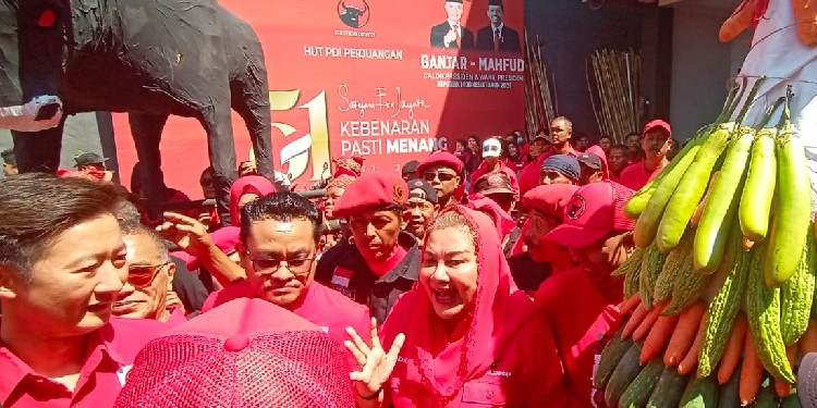 Mbak Ita ke DPC PDIP semarang kembalikan form pendaftaran