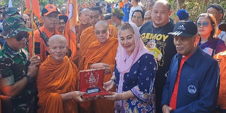 perjalanan biksu thudong dari Semarang ke Candi Borobudur dilepas Mbak Ita