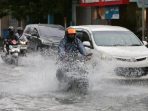 pengendara-menerjang-banjir-yang-menggenangi-jalan-gajah-mada.jpg