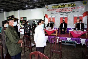 Bupati Pemalang Junaedi saat memantau pelaksanaan Pilkades