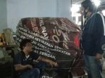 polisi-menginterogasi-tersangka-yang-sempat-mengaku-kerampokan-dan-ditodong-1.jpg
