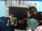 Komunitas Tuli Temanggung saat berlatih seni stensil