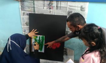 Komunitas Tuli Temanggung saat berlatih seni stensil